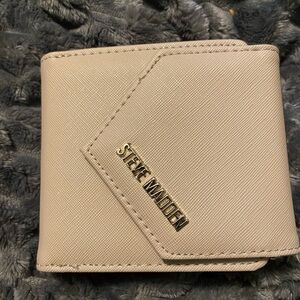 Steve Madden Taupe colored bifold w/ change pocket and cash pocket.